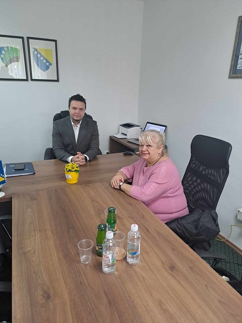 Ministar Gazdić i direktorica UŽR „Bolja budućnost“ Indira Bajramović  razgovarali o izazovima sa kojima se suočava romska omladina